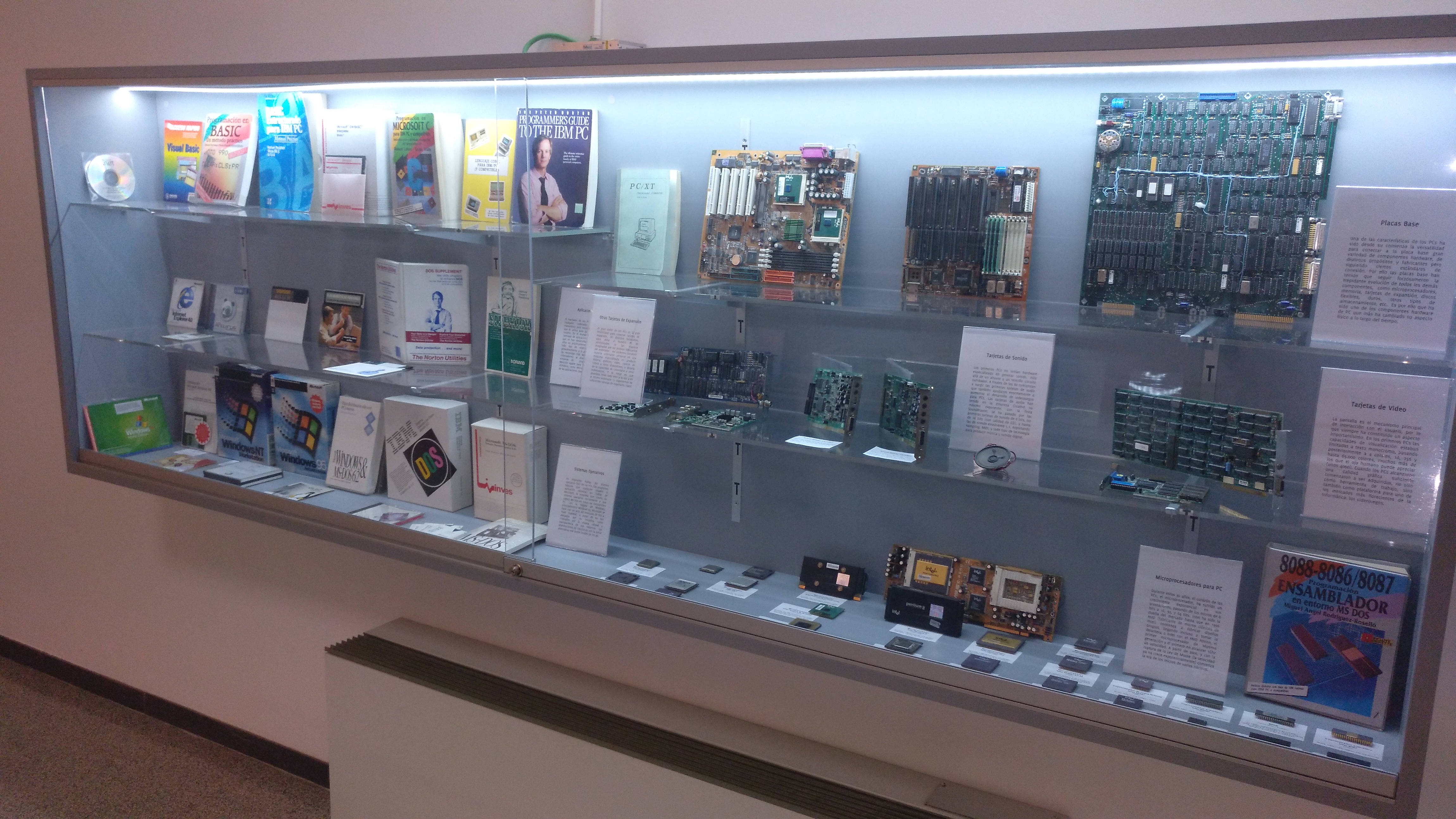 Pequeña muestra de los innumerables accesorios hardware y software de los PCs